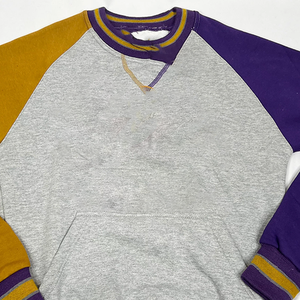 Sudadera personalizada de la fraternidad Omega con cresta gris y morada de chenilla, venta al por mayor de ropa personalizada para fraternidades. - Product Image 6