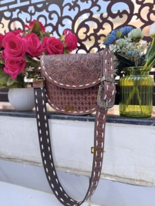 Bolso bandolera de cuero genuino hecho a mano de alta calidad, estilo vintage occidental, con diseño artesanal, para mujer. - Product Image 5