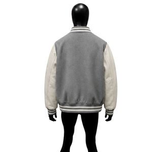 Veste universitaire en laine grise personnalisée avec manches contrastées blanches, veste de baseball classique pour hommes et femmes, vente en gros CollegeFit - Product Image 2