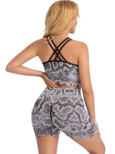 Ensemble de sport personnalisé pour femme : soutien-gorge de sport et short taille haute ajusté, tenue d'entraînement respirante pour le fitness et les activités sportives - Product Image 5