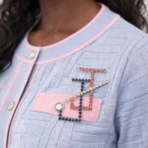 JJOA Pin de Diamantes de Imitación Rosa y Azul con Diseño en J, Broche Elegante con Diamantes de Imitación para Chaquetas y Accesorios, Pin de Joyería Elegante - Product Image 5