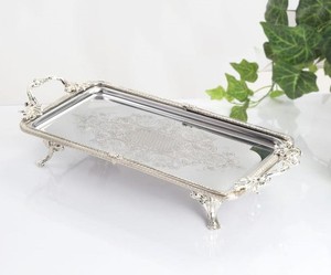 Plateau de service moderne en métal argenté pour mariage avec poignées gravées ornées et design sur pieds, plateau décoratif pour café - Product Image 1