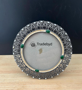 Cadre photo en métal artisanal, élégant présentoir photo pour la maison par Tradebyd - Product Image 2