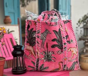 Sac fourre-tout en velours imprimé floral matelassé Inde. Sac à bandoulière indien bohème matelassé, rouge et vert, à fleurs, fait main - Product Image 1