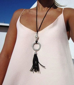 Collier pendentif cercle en argent fait main avec pompon, accent perle, long pompon noir, bijoux bohèmes minimalistes - Product Image 2