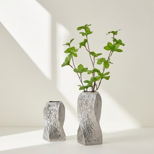 Ensemble de 2 vases contemporains en aluminium léger et durable, motif feuille de Ginkgo découpée, design botanique, pièce maîtresse décorative - Product Image 6