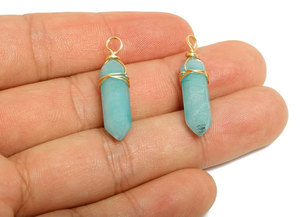 Pendentifs en fil de laiton faits à la main avec pointe de pierre d'amazonite, vente en gros, fournisseur de bijoux en pierre de guérison en cristal en forme de crayon - Product Image 3