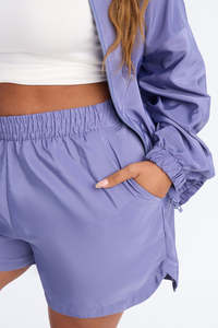 Ensemble décontracté 2 pièces coupe-vent léger pour femme : sweat à capuche zippé à col montant et short à coupe décontractée avec poignets élastiques - Product Image 4