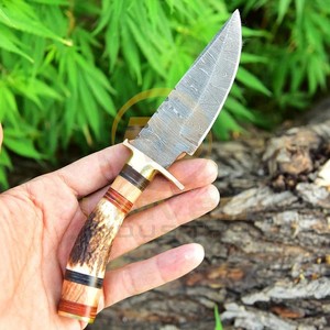 Cuchillo de Caza Damasco Hecho a Mano Personalizado con Mango de Asta de Ciervo, Cuchillo de Supervivencia de Hoja Fija para Camping con Funda de Cuero Genuino OEM - Product Image 3