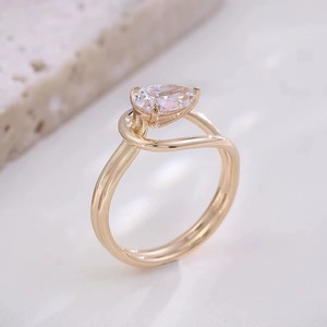 แหวนแต่งงาน2CT สุดหรูแหวนลูกแพร์14K ประดับเพชรแบบโซลิแทร์เติบโตในแล็บแบบตะวันออกตะวันตกพร้อมก้านแยกบายพาส - Product Image 1