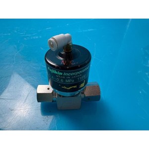 Válvula de Diafragma de Alta Pureza FUJIKIN 316L 097663, Usada como Pieza de Repuesto para Equipos de Semiconductores Legacy - Product Image 1