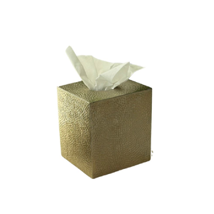 Élégante boîte à mouchoirs carrée en métal martelé doré avec une finition texturée. Décor élégant disponible à prix de gros. - Product Image 1