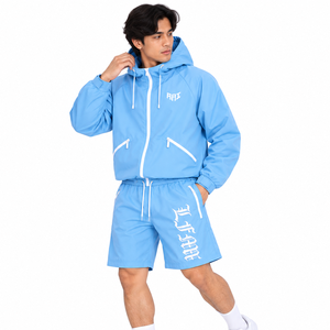 Ensemble short et veste coupe-vent à capuche bleu ciel pour homme, en nylon léger avec empiècements personnalisés, idéal pour l'été et le sport - Product Image 3