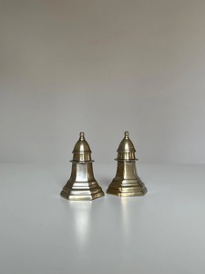 Salière et poivrière en métal simple, durable et au design minimaliste, idéale pour l'assaisonnement quotidien et la table. - Product Image 6