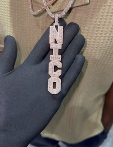 Collar con colgante de diamante de laboratorio en oro rosa con dije NICO, corte baguette y microincrustaciones redondas, estilo hip hop, joyería unisex. - Product Image 1
