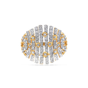 Bague de luxe en or jaune plaqué avec des rayures de diamants étincelants, large et imposante, sertie de micro-pavés de diamants de laboratoire sur plusieurs rangées - Product Image 3