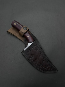 Cuchillo de caza y camping de hoja fija, de acero forjado, con filo parcialmente dentado, mango de madera y funda de cuero, duradero. - Product Image 6
