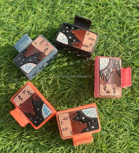 Nouvel arrivage Mini pinces à cheveux occidentales élégantes faites à la main en cuir gravé Mini pinces à cheveux en cuir Accessoires de cheveux pour femmes - Product Image 2