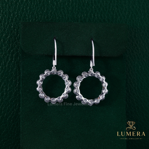 Boucles d'oreilles pendantes rondes en forme d'halo, serties de diamants brillants, avec fermoir à crochet sécurisé - Product Image 5