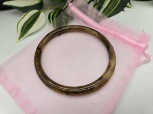 Bracelet manchette tubulaire fin en résine marbrée marron fumé, fait main, empilable, pour femme - Product Image 2