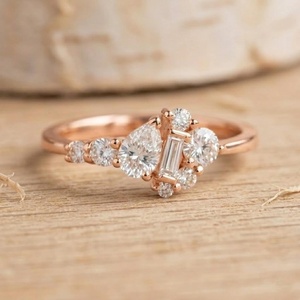 Bague de fiançailles élégante en or massif avec grappe de pierres de laboratoire taille brillant poire et taille rond, 0,86 ct, clarté E, VVS, bijoux fins - Product Image 3