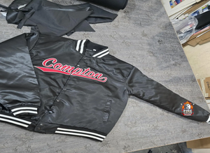 Veste universitaire en satin personnalisée : Bomber personnalisé, style Letterman, col rond, fermeture éclair, taille standard, manches longues - Product Image 2