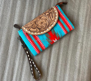 Pochette en cuir usiné aztèque faite à la main élégante femmes couverture de selle portefeuilles en cuir pochette de bracelet en cuir usiné de haute qualité - Product Image 3