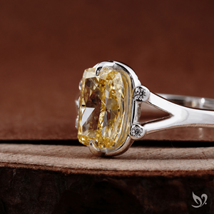 Anillo de compromiso con diamante curvado alargado de color amarillo intenso, certificado por IGI, de 1.53 quilates, con engaste en oro de 10 quilates. - Product Image 4