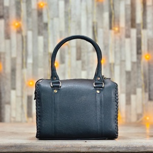 Nueva Bolsa de Hombro Portátil de Cuero Vacuno 100% Genuino, Hecha a Mano con Diseño Floral Tallado, Cierre de Cremallera y Forro de Algodón, Venta al Por Mayor - Product Image 4