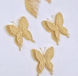 Décoration unique artisanale en rotin, trio de papillons, pour la décoration de la chambre des enfants, en matériau organique, pour une ambiance artistique. - Product Image 4