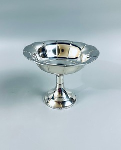 Bol en métal vintage avec bord cannelé et base sur pied, plat de service décoratif réutilisable - Product Image 2