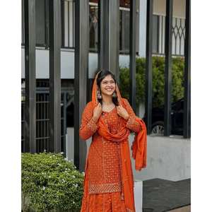 Ensemble de costume en mousseline de soie XL pour occasions spéciales avec broderie Zari et sequins - Product Image 6