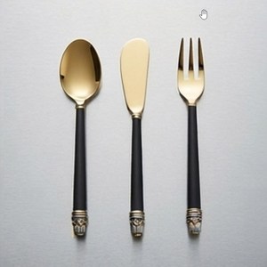 Tenedor chapado en oro con mango negro para aceitunas y pepinillos, utensilio moderno para servir, vajilla para fiestas, pieza decorativa - Product Image 1