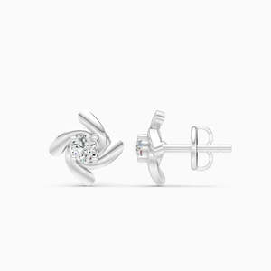 Boucles d'oreilles clous fleuris plaquées rhodium avec sertissage griffe diamant rond, bijoux de mariage classiques pour femme - Product Image 1