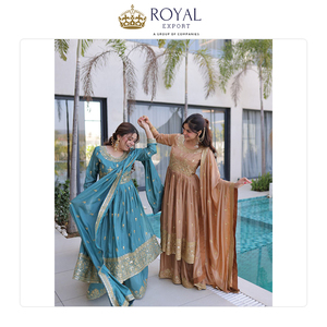 Magnifique tenue indienne de créateur, robe Anarkali traditionnelle en super soie avec broderies de sequins, à vendre - Product Image 5