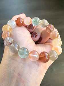 Bracelet pour femme en résine transparente, design élégant et transparent, modèle Angel Style, perles et fleurs intégrées, technique mixte - Product Image 5