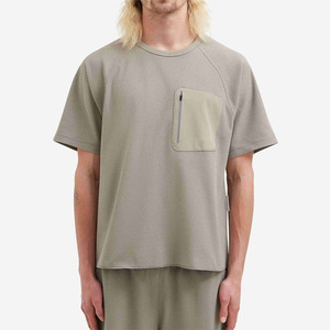 เสื้อยืดคอกลมแขนสั้นทรงโอเวอร์ไซส์ผ้าวาฟเฟิลถัก แต่งซิปกระเป๋า สีพื้น ระบายอากาศได้ดี สวมใส่สบาย รับผลิตแบบ OEM พร้อมสกรีนโลโก้ตามสั่ง - Product Image 1