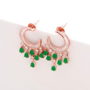 Pendientes de Aro Verde Esmeralda, Chapados en Oro Rosa de 14K, Pendientes de Cartílago, Regalo para Mujer, Precio al por Mayor - Product Image 1