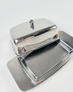 Mantequillera de metal pulido para una presentación sofisticada, que aporta un brillo refinado y un utilidad funcional en la cocina. - Product Image 4