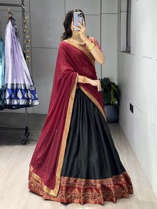 Conjunto de Lehenga Choli Tradicional para Mujer, Largo hasta el Suelo, de Secado Rápido, en Algodón Mul, con Blusa Estampada Patola y Trabajo de Brillo en Faux Georgette - Product Image 4