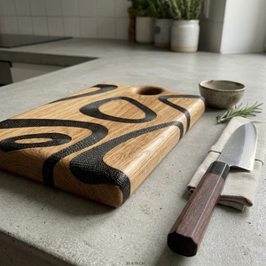 Planche à découper artisanale en bois de chêne avec des lignes tourbillonnantes noires texturées et audacieuses, trou de suspension supérieur, design artistique pour couper les légumes - Product Image 3
