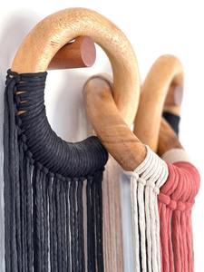 ผ้าทอฝ้ายสไตล์โบฮีเมียนแบบใหม่ พร้อมพู่ห้อยไล่เฉดสี พร้อมกรอบไม้ สำหรับตกแต่งผนังห้องนั่งเล่นและห้องนอน - Product Image 3