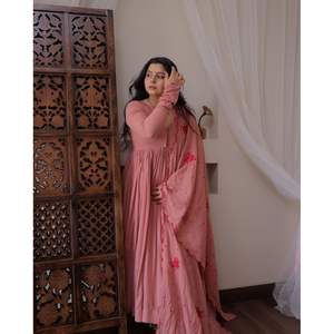 Hermoso Vestido Indio y Pakistaní con Pent y Dupatta para Fiestas - Product Image 4