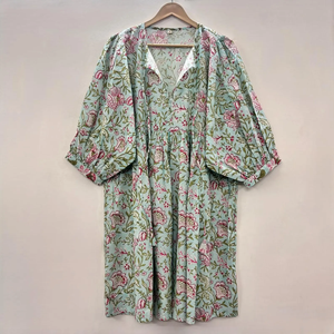Robe mini bohème en coton écologique, imprimé floral fait main, col en V, manches 3/4, ourlet à volants en dentelle, lavable, naturelle - Product Image 1