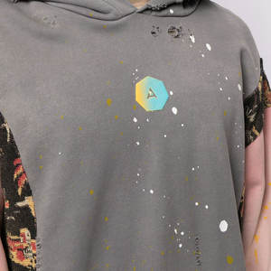 Sudadera con Capucha Bordada de Estilo Desgastado - Estética Retro con Parches Personalizados y Detalles Artísticos, Cómoda y a la Moda - Product Image 6