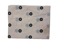 Tissu en coton blanc en gros avec motifs floraux marguerites bleu marine et jaunes épars pour vêtements décontractés et décoration intérieure