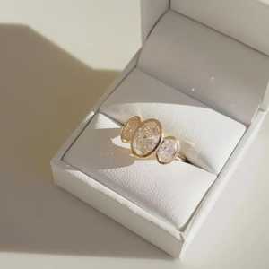 แหวนเพชรทรงรีเพาะเลี้ยงในห้องปฏิบัติการ ประดับเพชรสามเม็ด ทองคำแท้ 14K คุณภาพพรีเมียม สำหรับเป็นของขวัญในโอกาสแต่งงานหรือสัญญา มอบให้คนรัก - Product Image 2
