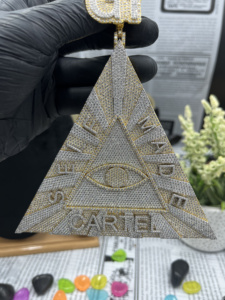 Colgante Triangular con Incrustaciones de Moissanita Redonda VVS, Plata 925 con Baño de Rodio, Joyería Masculina Estilo Hip Hop - Product Image 6