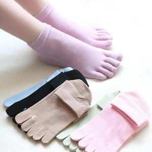 Chaussettes à 5 doigts pour femmes, chaussettes courtes en coton à bout fendu, couleur unie, chaussettes d'affaires absorbant la transpiration, 4 saisons - Product Image 1