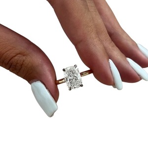 Élégante bague de fiançailles bicolore avec diamant de laboratoire taille coussin allongée de 2 carats et sertissage surélevé - Product Image 3